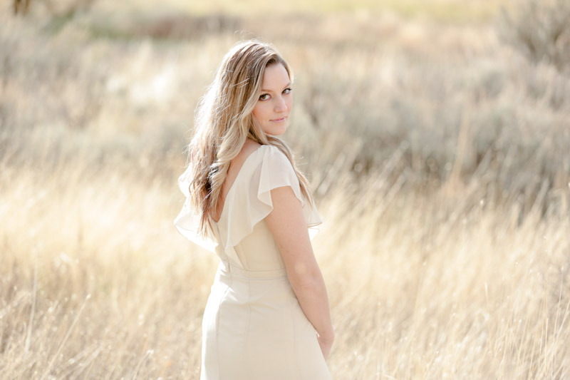 EK-Studios-Utah-Wedding-Photographers-Sunkissed-Bridals-in-a-field012-Blog