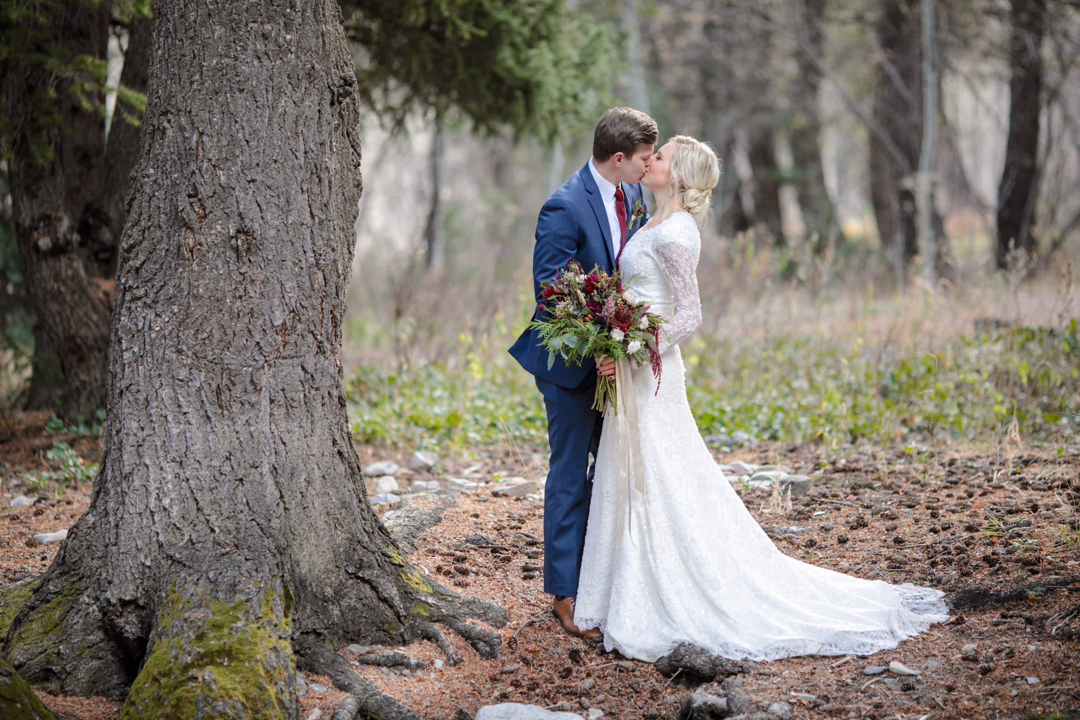 EK-Studios-Utah-Wedding-Photographers-Bridals-in-the-woods-pines-winter-dark-red-floral001-Blog