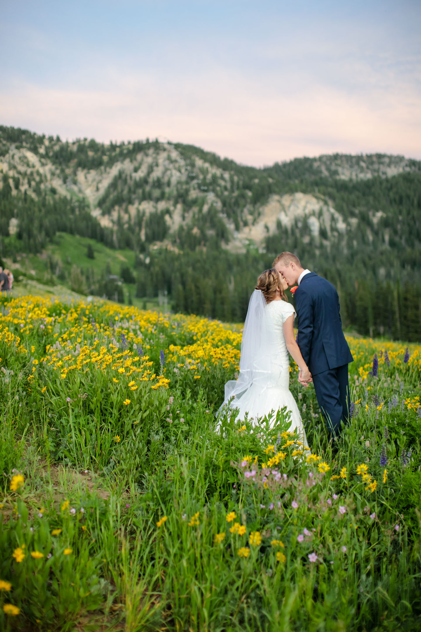 Bridals-in-wildflowers-mountains-utah-phtotography-10