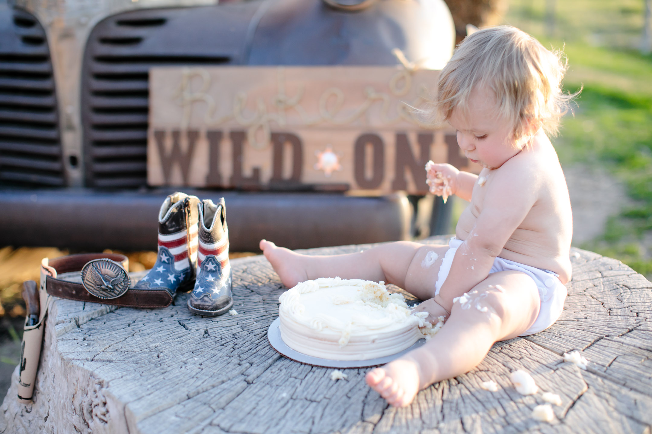 one-year-cake-smash-photoshoot-cowboy-country-10