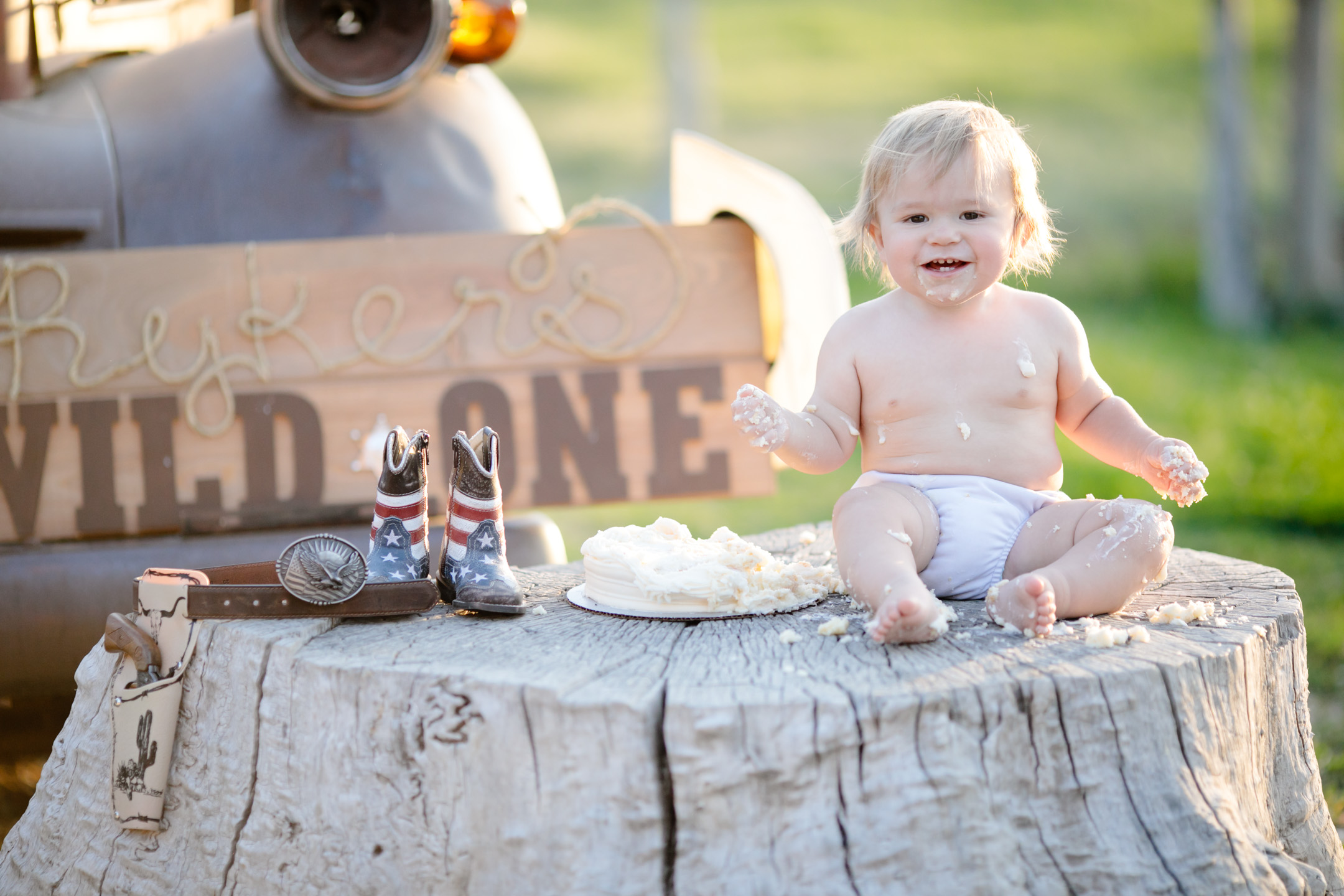 one-year-cake-smash-photoshoot-cowboy-country-14