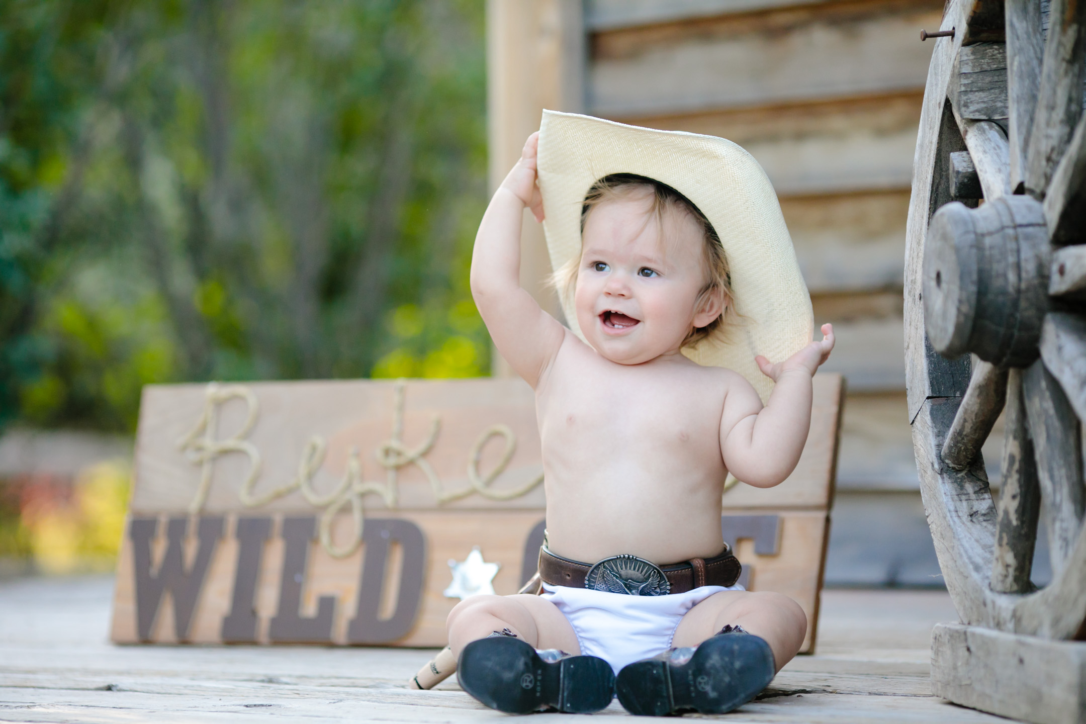 one-year-cake-smash-photoshoot-cowboy-country-3