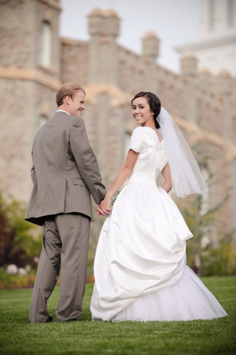 Bridals-2011-10-21-Kimmie-Justin-Utah-Wedding-and-Portrait-Photographer-Logan-LDS-Temple-Wedding017IMG_2946-Blog(pp_w480_h720)