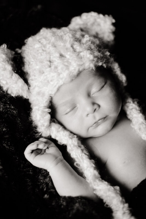 Wedding-and-Portrait-Photographer-Newborn-photos002IMG_5626-Blog(pp_w480_h720)