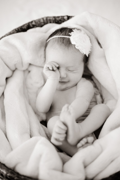 Wedding-and-Portrait-Photographer-Newborn-photos0030R0A6502-Blog(pp_w480_h720)