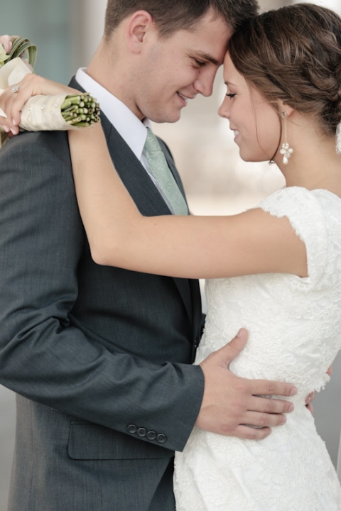 Wedding-and-Portrait-Photographer-Oqhirr-Temple-wedding-The-Bungalow-reception0180R0A3370-Blog(pp_w480_h720)