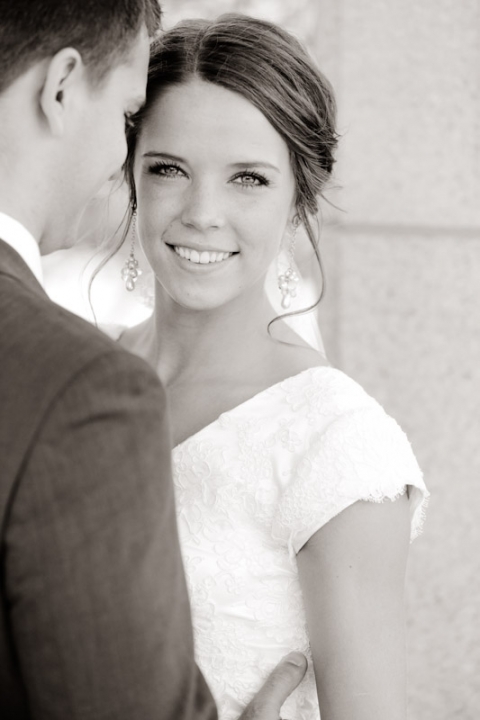 Wedding-and-Portrait-Photographer-Oqhirr-Temple-wedding-The-Bungalow-reception0200R0A3382-Blog(pp_w480_h720)