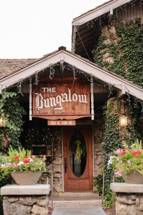 Wedding-and-Portrait-Photographer-Oqhirr-Temple-wedding-The-Bungalow-reception0280R0A4092-Blog(pp_w480_h720)