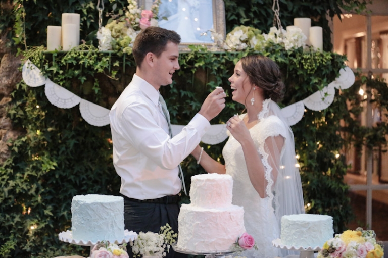 Wedding-and-Portrait-Photographer-Oqhirr-Temple-wedding-The-Bungalow-reception0510R0A4197-Blog(pp_w768_h511)