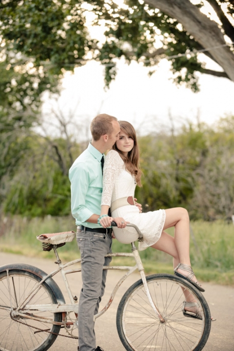 EK-Studios-Wedding-Photographer-Spring-engagements-Bike024-Blog(pp_w480_h720)