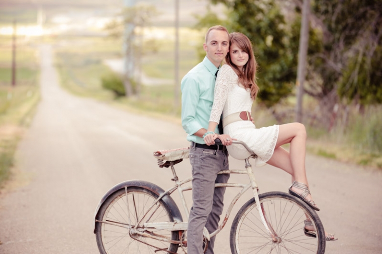 EK-Studios-Wedding-Photographer-Spring-engagements-Bike026-Blog(pp_w768_h511)