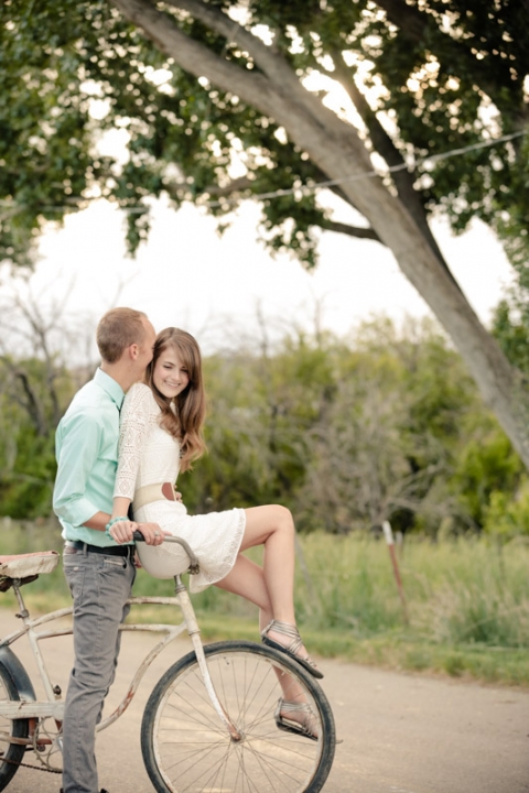 EK-Studios-Wedding-Photographer-Spring-engagements-Bike027-Blog(pp_w480_h720)