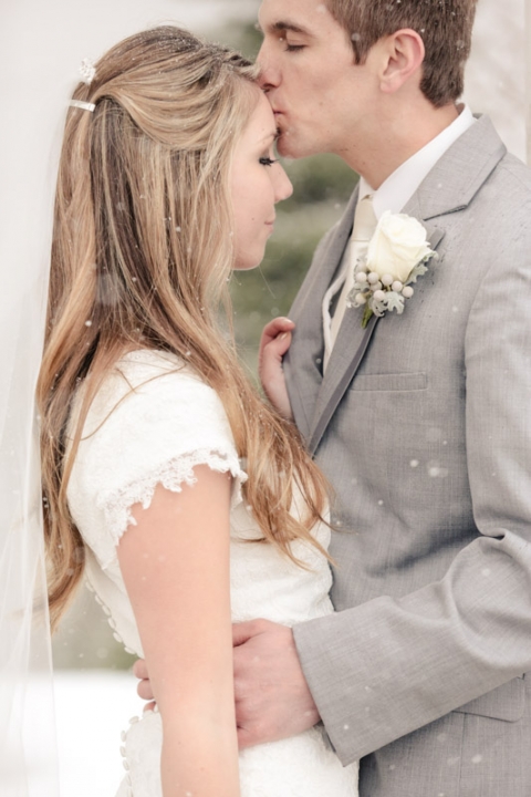 Wedding-Photographer-Bountiful-Temple-winter-wedding026-Blog(pp_w480_h720)