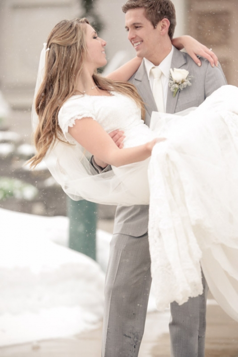 Wedding-Photographer-Bountiful-Temple-winter-wedding028-Blog(pp_w480_h720)