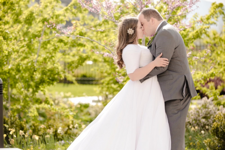 EK-Studios-Wedding-Photographer-Backyard-wedding-reception034-Blog(pp_w768_h511)