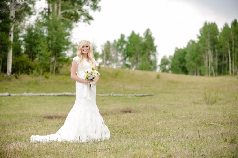 EK-Studios-Wedding-Photographer-Bridals-in-a-canoe-in-the-mountains001-Blog(pp_w768_h511)