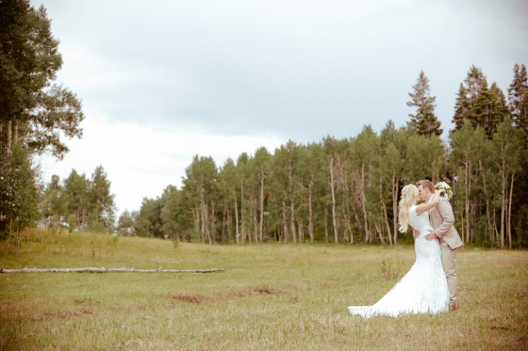 EK-Studios-Wedding-Photographer-Bridals-in-a-canoe-in-the-mountains002-Blog(pp_w768_h511)