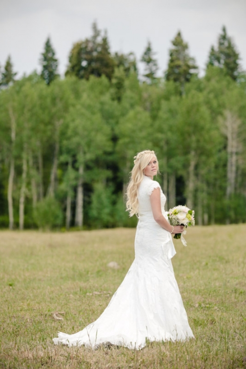 EK-Studios-Wedding-Photographer-Bridals-in-a-canoe-in-the-mountains004-Blog(pp_w480_h720)