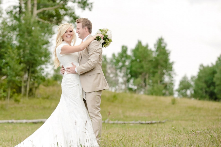 EK-Studios-Wedding-Photographer-Bridals-in-a-canoe-in-the-mountains007-Blog(pp_w768_h512)