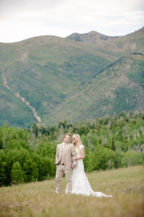 EK-Studios-Wedding-Photographer-Bridals-in-a-canoe-in-the-mountains020-Blog(pp_w480_h720)