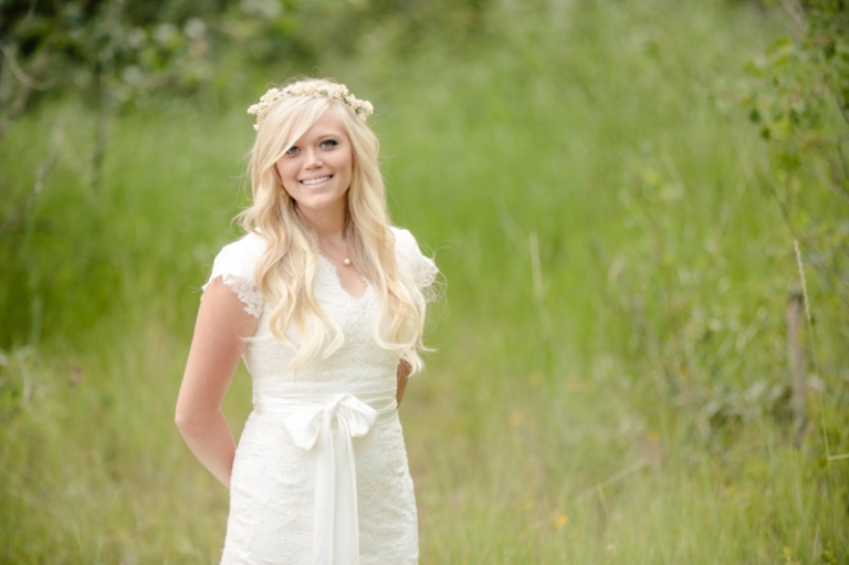 EK-Studios-Wedding-Photographer-Bridals-in-a-canoe-in-the-mountains025-Blog(pp_w768_h511)