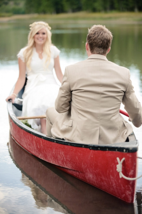 EK-Studios-Wedding-Photographer-Bridals-in-a-canoe-in-the-mountains026-Blog(pp_w480_h720)