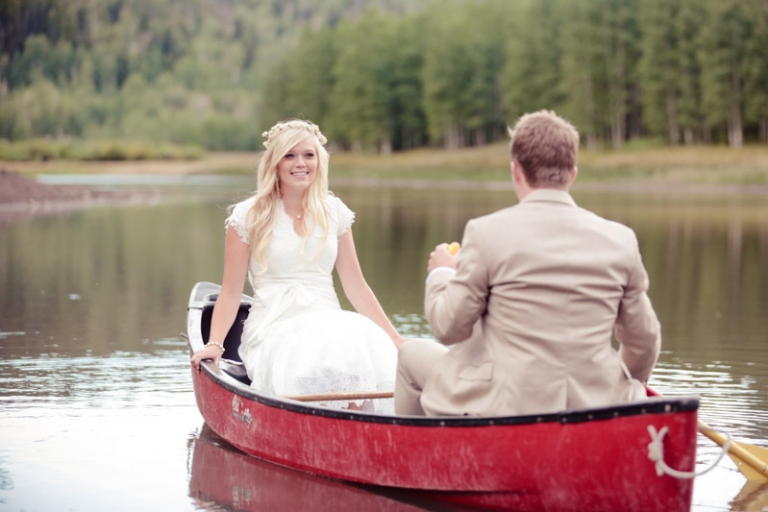 EK-Studios-Wedding-Photographer-Bridals-in-a-canoe-in-the-mountains029-Blog(pp_w768_h512)