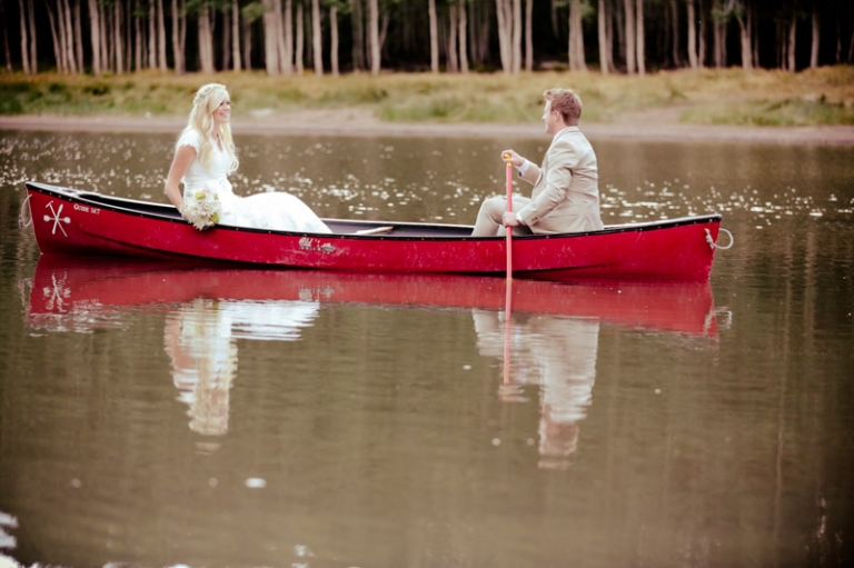 EK-Studios-Wedding-Photographer-Bridals-in-a-canoe-in-the-mountains030-Blog(pp_w768_h511)
