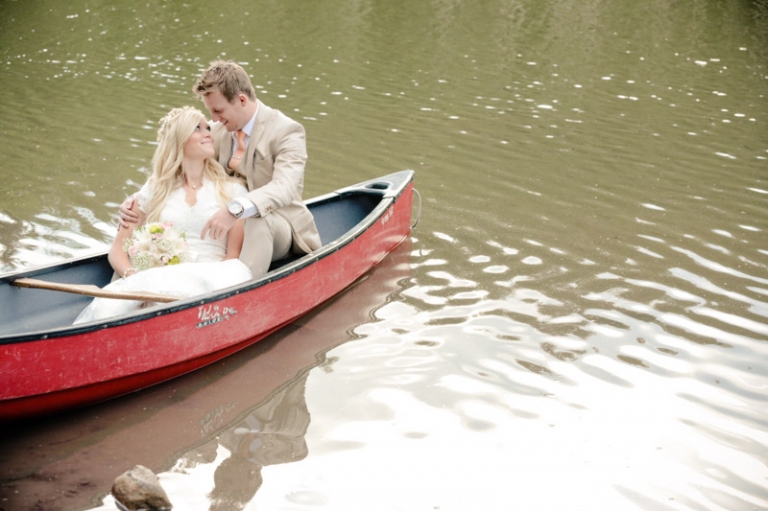 EK-Studios-Wedding-Photographer-Bridals-in-a-canoe-in-the-mountains036-Blog(pp_w768_h511)