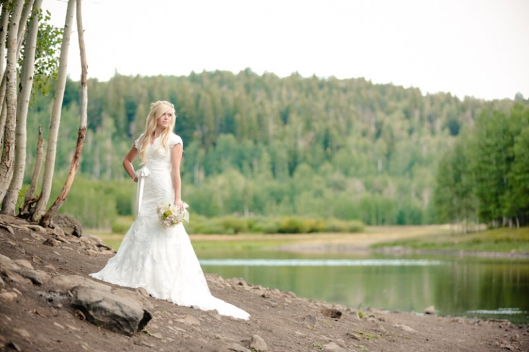 EK-Studios-Wedding-Photographer-Bridals-in-a-canoe-in-the-mountains041-Blog(pp_w768_h511)