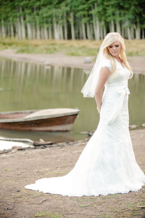 EK-Studios-Wedding-Photographer-Bridals-in-a-canoe-in-the-mountains046-Blog(pp_w480_h720)