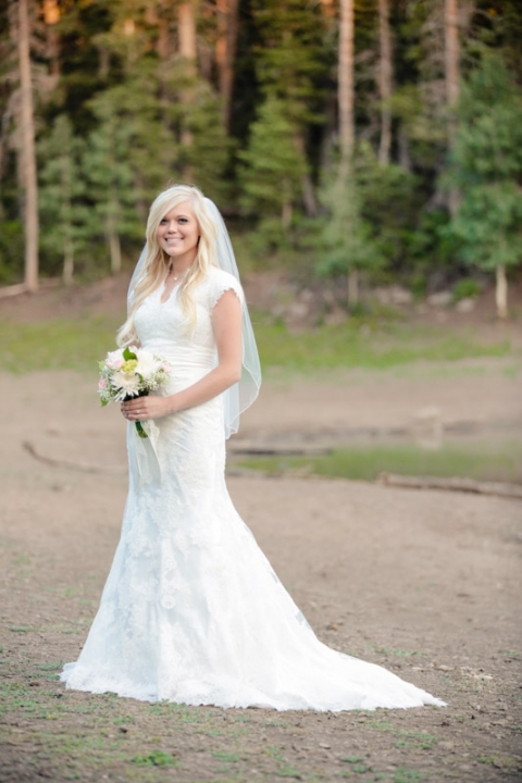 EK-Studios-Wedding-Photographer-Bridals-in-a-canoe-in-the-mountains047-Blog(pp_w480_h720)