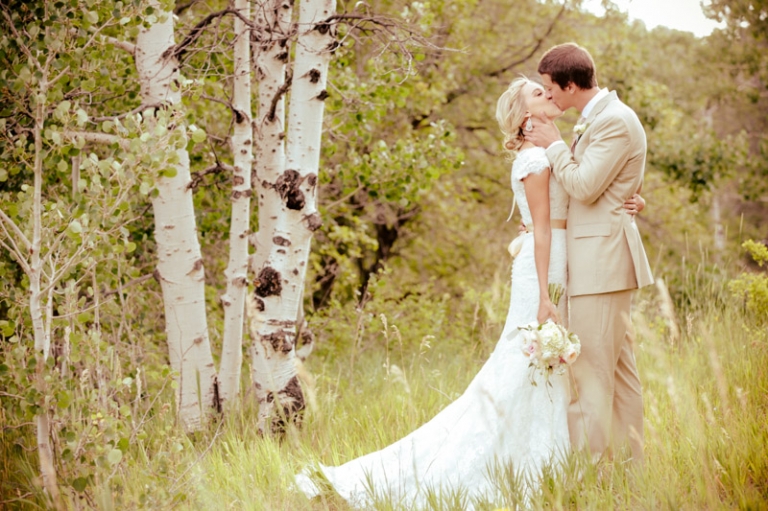 EK-Studios-Wedding-Photographer-Elegant-Bridals-in-a-meadow-046-Blog(pp_w768_h511)