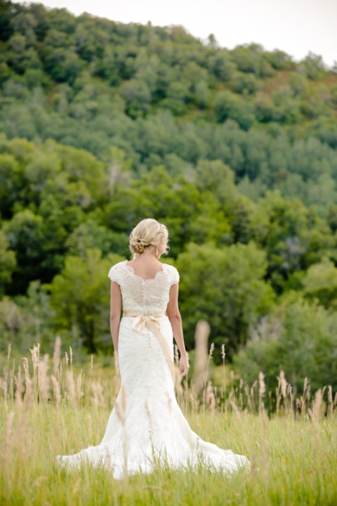 EK-Studios-Wedding-Photographer-Elegant-Bridals-in-a-meadow-047-Blog(pp_w480_h720)