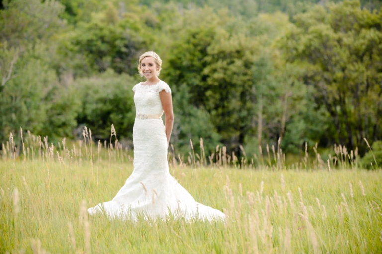EK-Studios-Wedding-Photographer-Elegant-Bridals-in-a-meadow-048-Blog(pp_w768_h511)