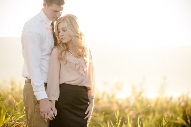 EK-Studios-Wedding-Photographer-Engagements-in-tall-grass025-Blog(pp_w768_h511)