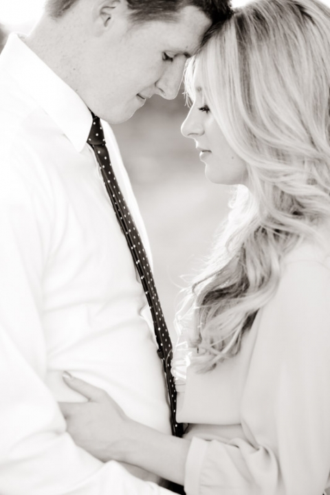 EK-Studios-Wedding-Photographer-Engagements-in-tall-grass036-Blog(pp_w480_h720)