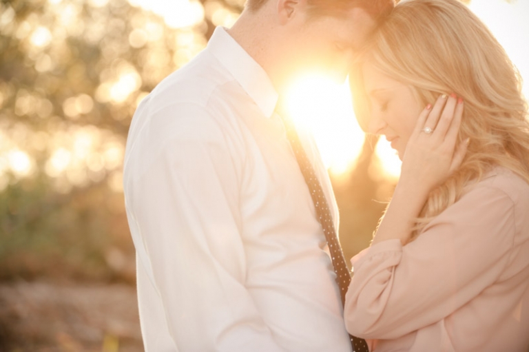 EK-Studios-Wedding-Photographer-Engagements-in-tall-grass037-Blog(pp_w768_h511)
