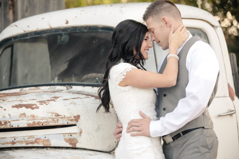 EK-Studios-Wedding-Photographer-Rustic-Bridals-at-a-barn029-Blog(pp_w768_h511)