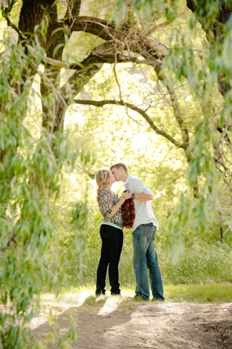 EK-Studios-Wedding-Photographer-picnic-under-a-willow-tree004-Blog(pp_w480_h720)