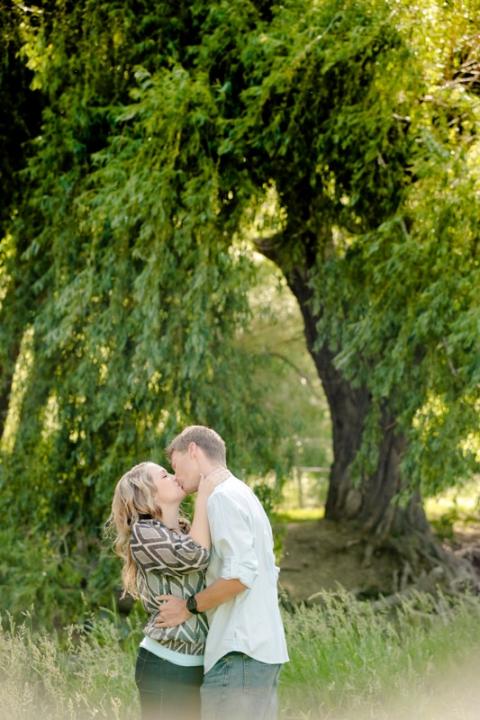 EK-Studios-Wedding-Photographer-picnic-under-a-willow-tree008-Blog(pp_w480_h720)
