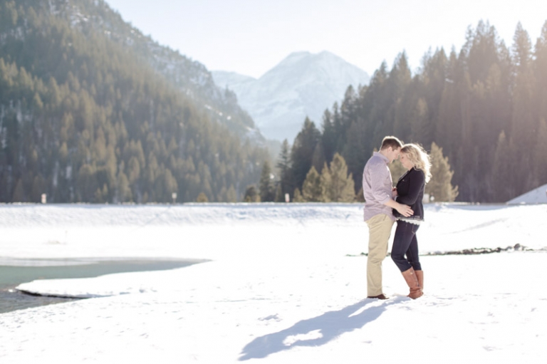EK-Studios-Utah-Wedding-Photographers-Winter-Engagements-in-the-mountains018-Blog(pp_w768_h511)