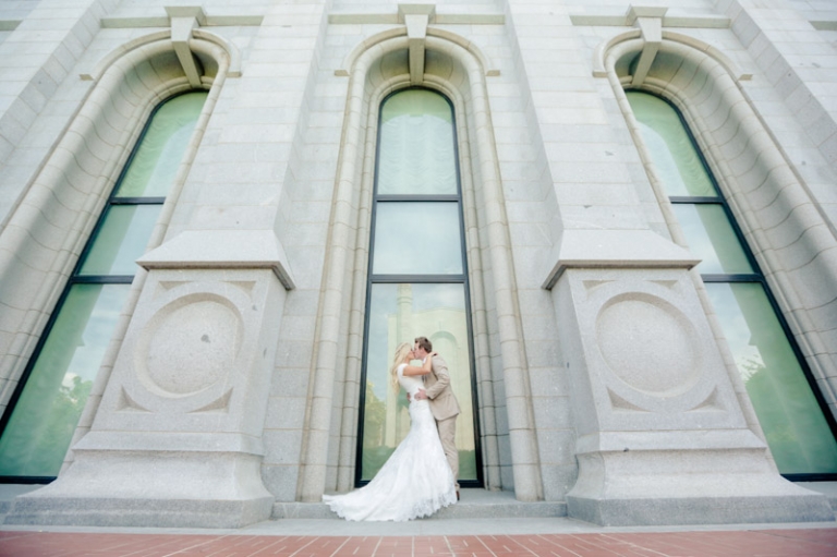 EK-Studios-Wedding-Photographer-SLC-Temple-backyard-wedding-big-long-table013-Blog(pp_w768_h511)