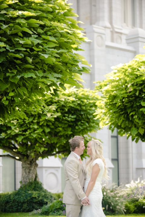 EK-Studios-Wedding-Photographer-SLC-Temple-backyard-wedding-big-long-table018-Blog(pp_w480_h720)
