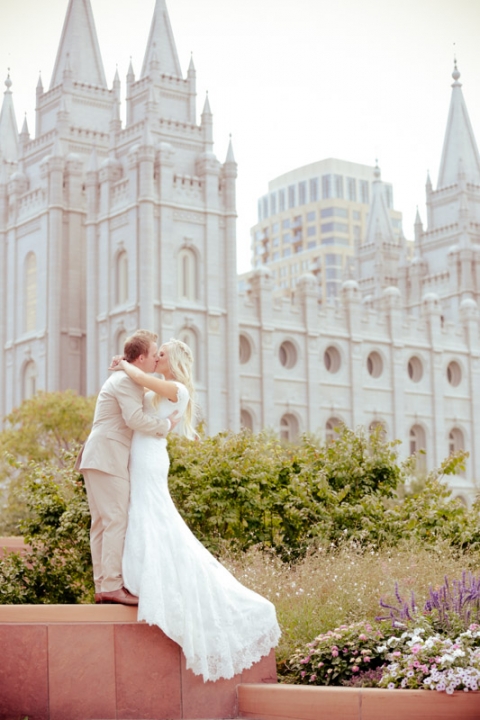 EK-Studios-Wedding-Photographer-SLC-Temple-backyard-wedding-big-long-table026-Blog(pp_w480_h720)