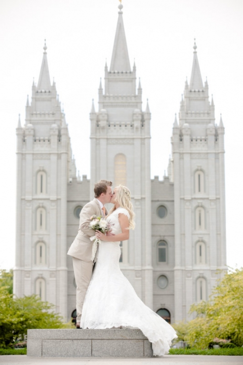 EK-Studios-Wedding-Photographer-SLC-Temple-backyard-wedding-big-long-table031-Blog(pp_w480_h719)