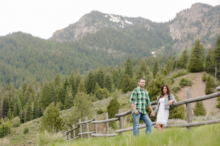 EK-Studios-Utah-Wedding-Photographers-Engagements-in-the-mountains010-Blog(pp_w768_h511)
