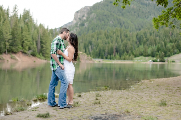 EK-Studios-Utah-Wedding-Photographers-Engagements-in-the-mountains021-Blog(pp_w768_h511)