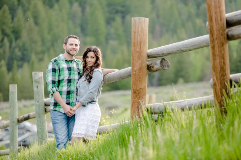 EK-Studios-Utah-Wedding-Photographers-Engagements-in-the-mountains030-Blog(pp_w768_h511)