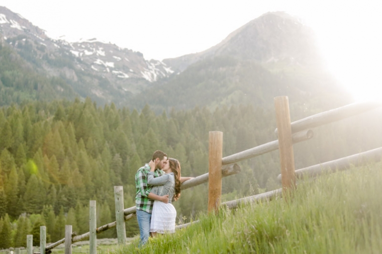 EK-Studios-Utah-Wedding-Photographers-Engagements-in-the-mountains032-Blog(pp_w768_h511)